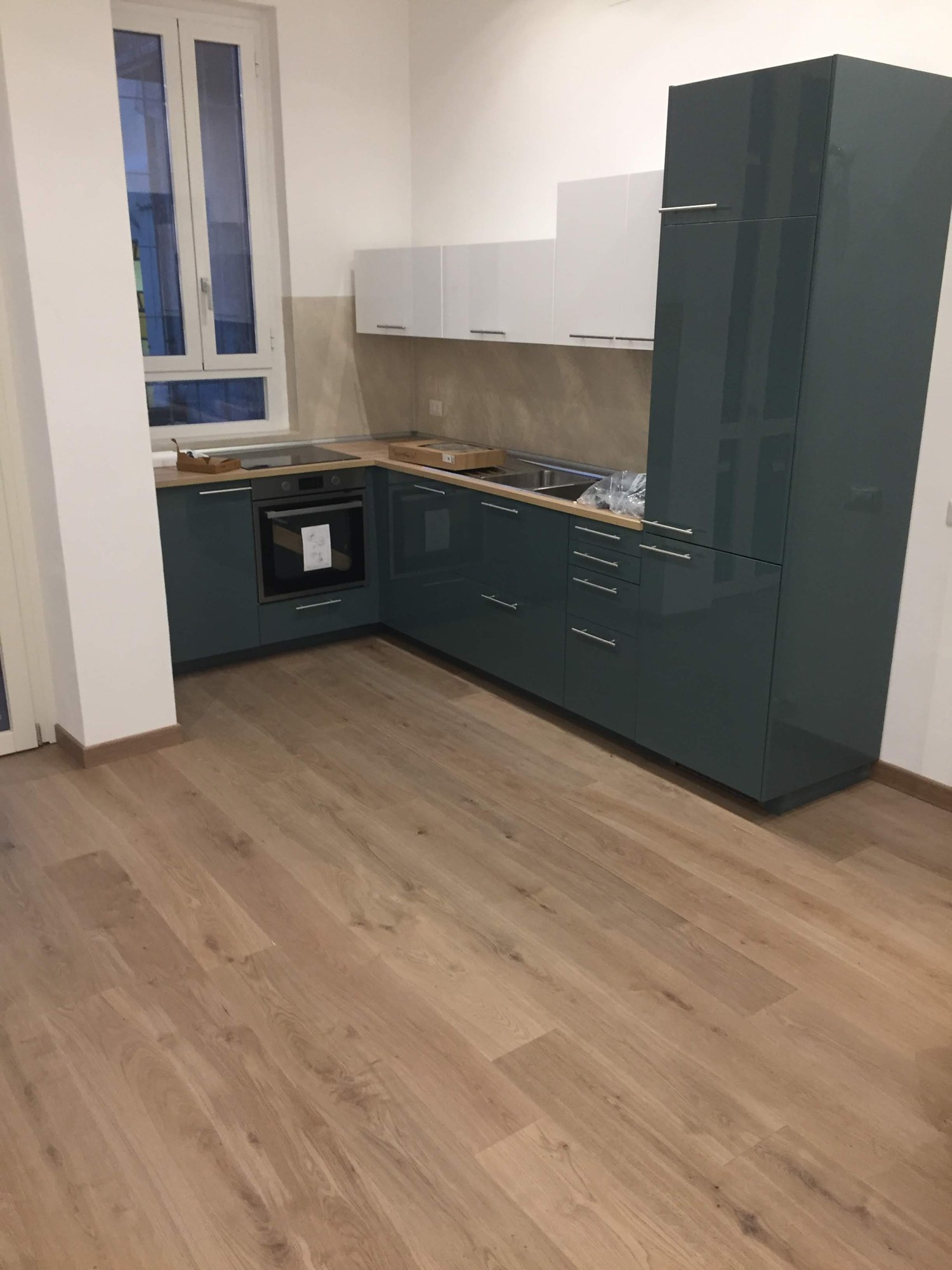 Cucina verde con parquet: ristrutturazione completa della zona cucina