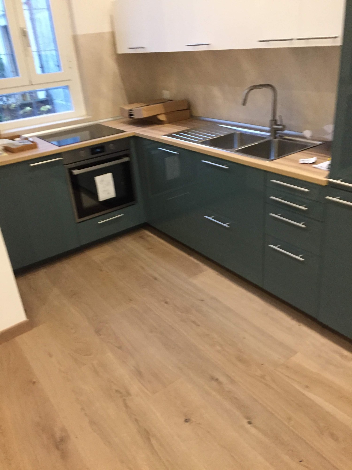 Cucina verde con parquet: ristrutturazione completa della zona cucina