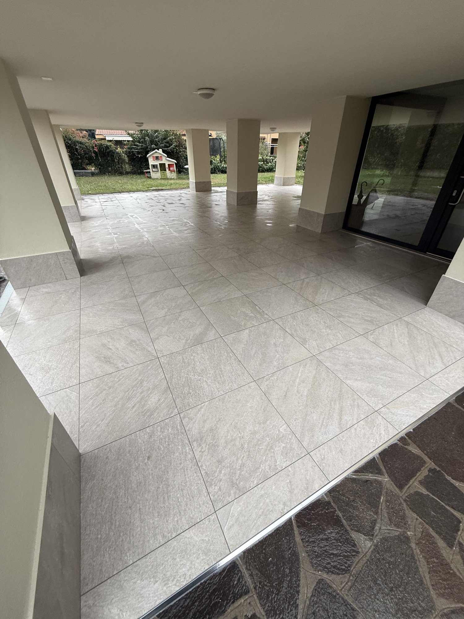 Portico in gres grande formato: terrazzo che non perde più