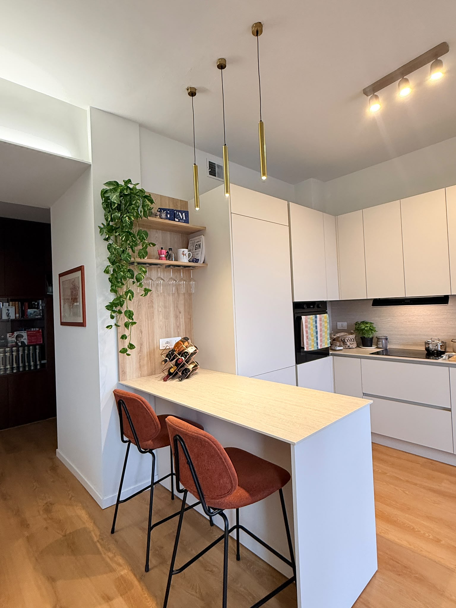 Cucina open space con penisola e parquet