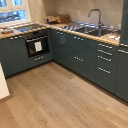 Cucina verde con parquet: ristrutturazione completa della zona cucina