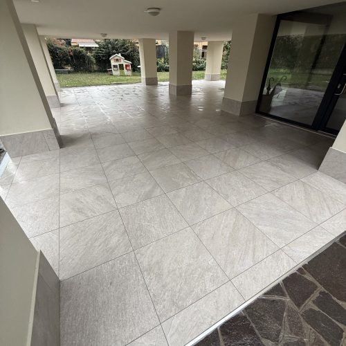 Portico in gres grande formato: terrazzo che non perde più