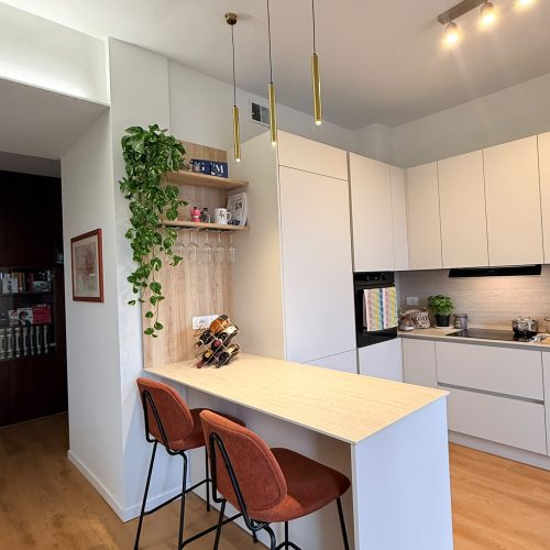 Cucina open space con penisola e parquet